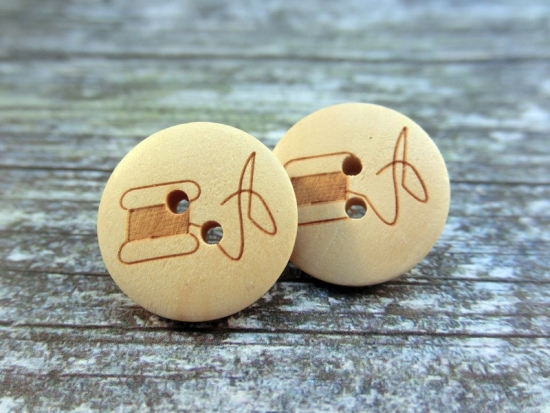 Holzknopf Ohrstecker mit Garn Gravur Garnrolle